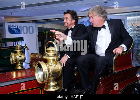 Utilisation éditoriale seuls les animateurs de série de télévision Le Grand Tour, Richard Hammond et James May poser sur un 1900 Simms début motor car après avoir prononcé un discours à la Society of Motor Manufacturers and Traders 100e dîner annuel, au Grosvenor House de Londres. Banque D'Images