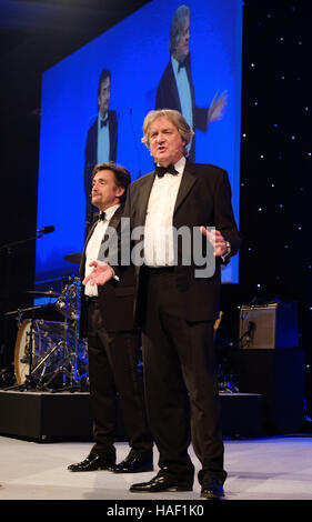 Utilisation éditoriale seuls les animateurs de série de télévision Le Grand Tour, Richard Hammond et James peut prendre la parole à la Society of Motor Manufacturers and Traders 100e dîner annuel, au Grosvenor House de Londres. Banque D'Images