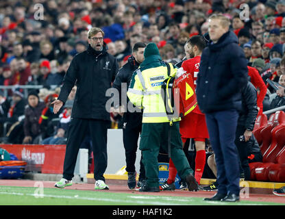 Manager de Liverpool Jurgen Klopp (gauche) cris comme Liverpool's Kevin Stewart est remplacé à cause d'une blessure au cours de l'EFL Cup, quart-de-finale match à Anfield, Liverpool. Banque D'Images