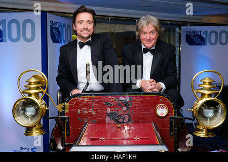 Utilisation éditoriale seuls les animateurs de série de télévision Le Grand Tour, Richard Hammond et James May poser sur un 1900 Simms début motor car après avoir prononcé un discours à la Society of Motor Manufacturers and Traders 100e dîner annuel, au Grosvenor House de Londres. Banque D'Images