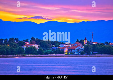 Aube colorée sur l'île de Vir, côte et sur la montagne de Velebit, Dalmatie, Croata Banque D'Images