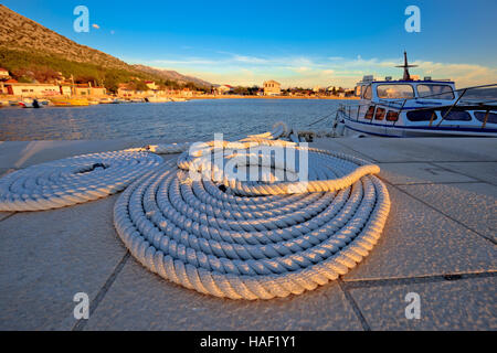 La corde de bateau au coucher du soleil vue, Starigrad Paklenica village de Croatie Banque D'Images