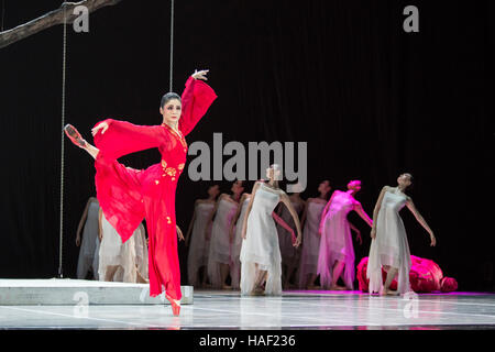 Londres, Royaume-Uni. 29 novembre 2016. Zhang Jian comme déesse Fleur Liniang. Le Pavillon aux pivoines effectuée par le Ballet National de Chine fait partie de l'Asie de 2 saison à Sadler's Wells. A interprété comme un opéra kunqu dans un cycle de 20 heures, le Pavillon aux pivoines est redessiné par directeur Li Liuyi et chorégraphe Fei Bo combinant le style occidental chorégraphie avec des influences chinoises traditionnelles. Performances au Sadler's Wells, du 29 novembre au 3 décembre 2016. Banque D'Images
