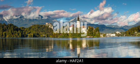 L'église de Sainte Marie de l'assomption sur l'île dans le lac de Bled avec le Château de Bled, Bled, au-delà de la Haute-Carniole, Slovénie Banque D'Images