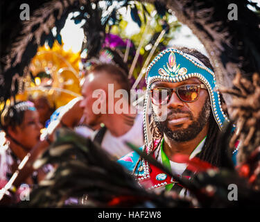 Le Cocoyea fêtards de Londres mas band's carnaval de Notting Hill 2016 Présentation, réflexion. Banque D'Images