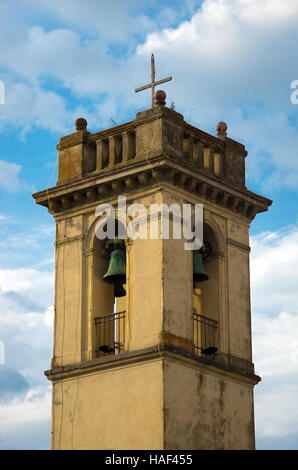 Ancien clocher fait de la maçonnerie enduit de cloches en bronze, merlons et décorations Banque D'Images