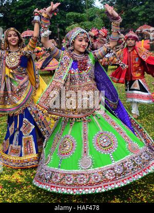 Les filles en costumes traditionnels, la pratique, le Garba les pas de danse en préparation pour le festival Navratri dans Ahmadabad Banque D'Images