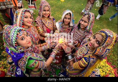 Les filles en costumes traditionnels, la pratique, le Garba les pas de danse en préparation pour le festival Navratri dans Ahmadabad Banque D'Images