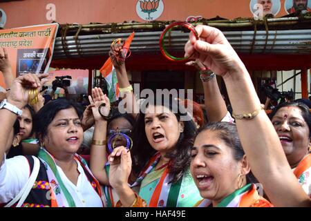 Les militants du Congrès Mahila protester contre Gouvernement BJP contre soft l'attaque de l'armée indienne stand 18 soldats Mumbai Banque D'Images