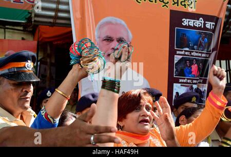 Les militants du Congrès Mahila protester contre Gouvernement BJP contre des attaques de l'armée indienne stand 18 soldats mort Mumbai Banque D'Images