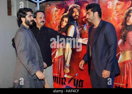 Les acteurs de Bollywood Harshvardhan Kapoor, cinéaste Rohit Khattar Arjun Kapoor tapis rouge pour se réunir à Mumbai film Mirzya Banque D'Images