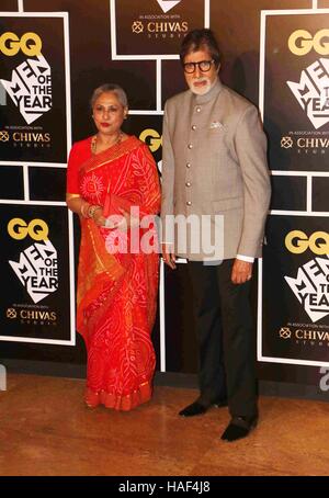 L'acteur de Bollywood Amitabh Bachchan avec sa femme et l'acteur Jaya Bachchan GQ Inde Les hommes de l'année cérémonie 2016 Mumbai Banque D'Images