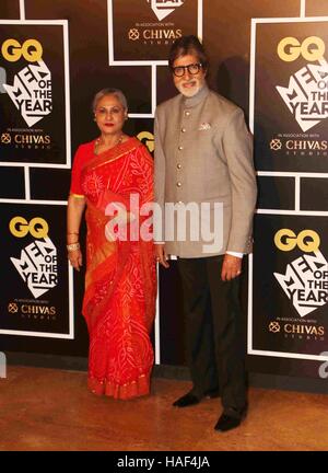 L'acteur de Bollywood Amitabh Bachchan avec sa femme et l'acteur Jaya Bachchan GQ Inde Les hommes de l'année cérémonie 2016 Mumbai Banque D'Images