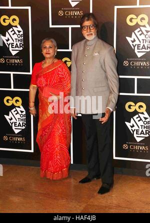 L'acteur de Bollywood Amitabh Bachchan avec sa femme et l'acteur Jaya Bachchan GQ Inde Les hommes de l'année cérémonie 2016 Mumbai Banque D'Images