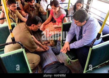 Meilleur travailleur effectue des compressions thoraciques, personne apprendre la RCR formation organisée Bus employés Mumbai Wockhardt Hospital Banque D'Images