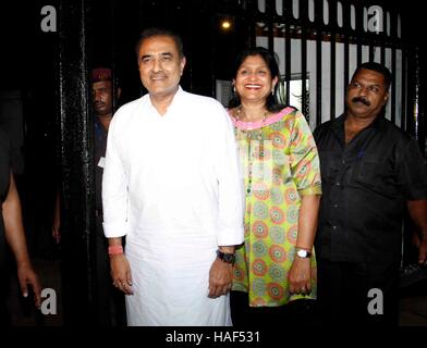 Parti du Congrès nationaliste (PCN) chef Praful Patel et son épouse Varsha Patel Rima Jain 60e anniversaire Mumbai Banque D'Images