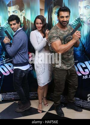 Les acteurs de Bollywood Tahir Raj Bhasin, John Abraham et Sonakshi Sinha au cours de la bande-annonce du film de lancement de force 2, à Mumbai Banque D'Images