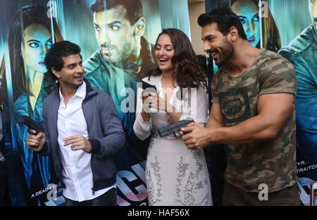 Les acteurs de Bollywood Tahir Raj Bhasin, John Abraham et Sonakshi Sinha au cours de la bande-annonce du film de lancement de force 2, à Mumbai Banque D'Images