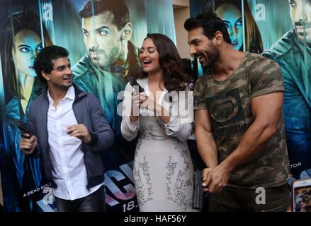 Les acteurs de Bollywood Tahir Raj Bhasin, John Abraham et Sonakshi Sinha au cours de la bande-annonce du film de lancement de force 2, à Mumbai Banque D'Images