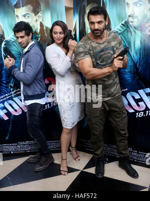 Les acteurs de Bollywood Tahir Raj Bhasin, John Abraham et Sonakshi Sinha au cours de la bande-annonce du film de lancement de force 2, à Mumbai Banque D'Images