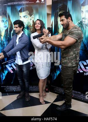 Les acteurs de Bollywood Tahir Raj Bhasin, John Abraham et Sonakshi Sinha au cours de la bande-annonce du film de lancement de force 2, à Mumbai Banque D'Images