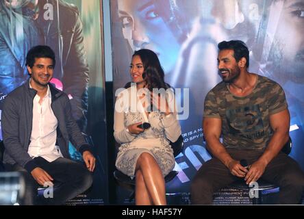 Les acteurs de Bollywood Tahir Raj Bhasin, John Abraham et Sonakshi Sinha au cours de la bande-annonce du film de lancement de force 2, à Mumbai Banque D'Images