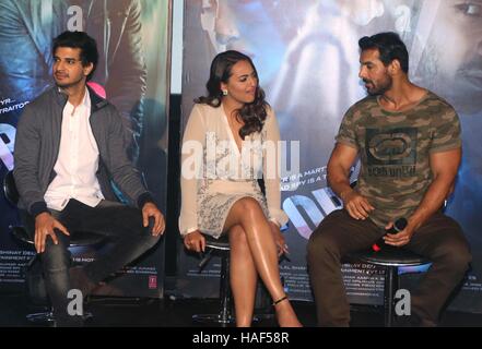 Les acteurs de Bollywood Tahir Raj Bhasin, John Abraham et Sonakshi Sinha au cours de la bande-annonce de lancement de la force du film 2 Mumbai Banque D'Images