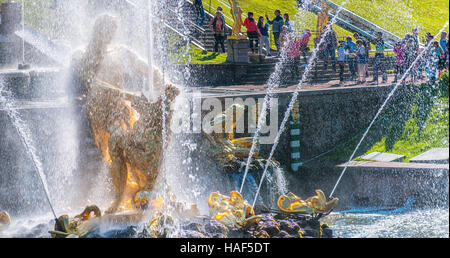Samson déchire la mâchoire du lion. La sculpture de la grande fontaine cascade à Peterhof Banque D'Images