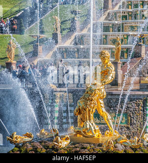 Samson déchire la mâchoire du lion. La sculpture de la grande fontaine cascade à Peterhof Banque D'Images