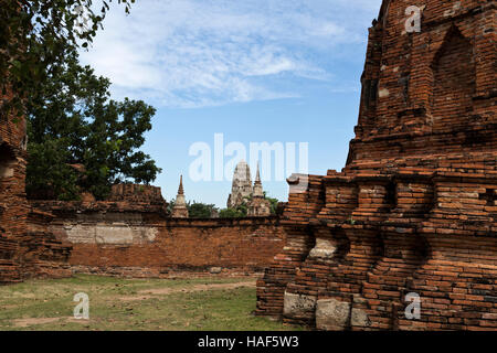 Avis de Wat Ratchaburana vu depuis le Wat Mahathat Temple d'Ayutthaya, Thaïlande Banque D'Images