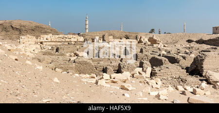 Les ruines de l'enceinte des murs et mound et moderne village en arrière-plan de Kom el Sultan à Abydos Moyenne Égypte Banque D'Images