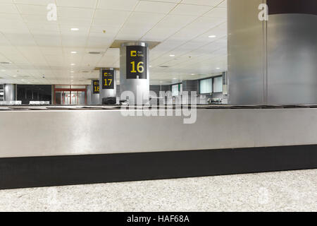 Ceintures de récupération des bagages dans un aéroport moderne. Personne n. Horizontal à l'intérieur Banque D'Images