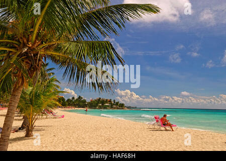 Dover Beach en face de Souther Palms Hotel, St Lawrence Gap, Barbade, Caraïbes. Banque D'Images