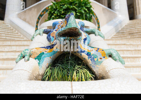 Barcelone, Espagne, le Parc Guell d'Antoni Gaudi - mosaïque sculpture Banque D'Images