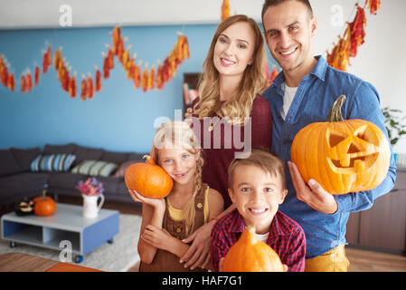 Happy Family holding Halloween pumpkins Banque D'Images