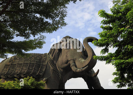 Trois géants dirigé éléphant statue musée d'Erawan Bangkok Banque D'Images