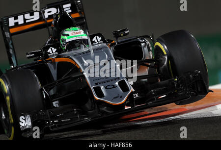 Nico Hülkenberg (Force India's au cours de la pratique au Circuit de Yas Marina, à Abu Dhabi. ASSOCIATION DE PRESSE Photo. Photo date : vendredi 25 novembre, 2016. Voir PA story AUTO Abu Dhabi. Crédit photo doit se lire : David Davies/PA Wire. RESTRICTIONS : un usage éditorial uniquement. L'utilisation commerciale avec au préalable le consentement d'équipes. Banque D'Images