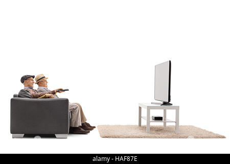 Deux hommes déjà assis sur un canapé et regarder la télévision isolé sur fond blanc Banque D'Images