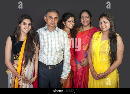 Groupe de cinq portraits famille indienne en vêtements traditionnels à Mumbai maharashtra Inde Banque D'Images