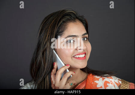 Jeune Fille indienne de rire à l'aide d'un téléphone mobile à Mumbai maharashtra Inde Banque D'Images