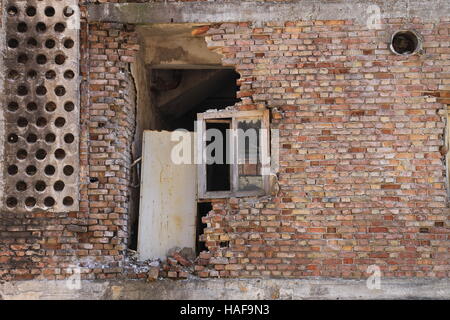 Vieille fenêtre détruites sur mur de brique à Sarajevo , Bosnie-Herzégovine Banque D'Images