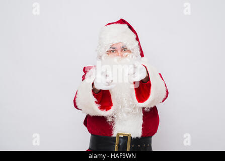 Portrait du Père Noël, pointant sur l'appareil photo, en studio Banque D'Images
