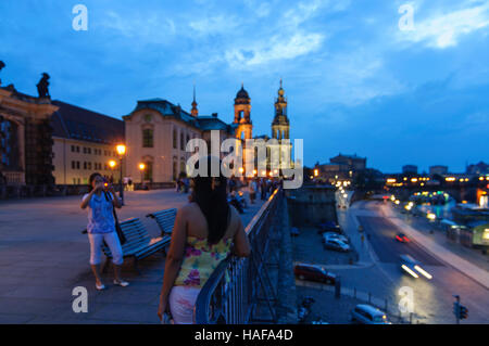 Dresde : Terrasse de Brühl avec un Sekundogenitur, stately home, la cathédrale, l'opéra Semperoper, les touristes asiatiques, , Sachsen, Saxe, Allemagne Banque D'Images