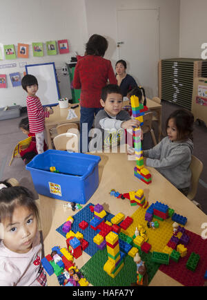 Les jeunes enfants à construire avec les blocs de Lego à une école maternelle à Manhattan dans le Lower East Side. Banque D'Images