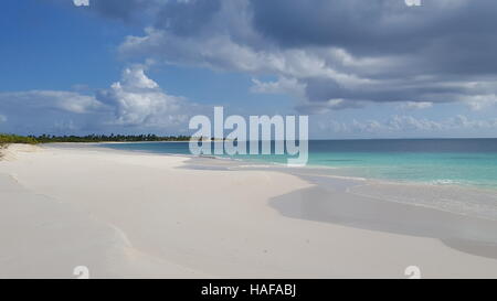 Plage de sable blanc et eaux bleues sur St John's, Antigua et Barbuda dans les Caraïbes Banque D'Images