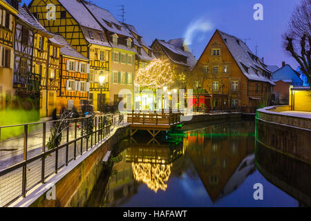 Décoration de Noël dans la nuit la Petite Venise, Colmar Alsace Haut Rhin France Banque D'Images