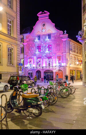 Décorations de Noël historiques sur la pâtisserie Christian, dans le centre de Strasbourg, route des vins, Alsace, Bas-Rhin, France Banque D'Images