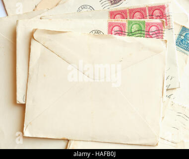 Ancienne enveloppe vierge sur pile de papier jauni vintage - mail Banque D'Images