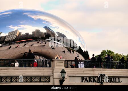 Le célèbre et populaire localement Cloud Gate sculpture assis au-dessus de la grille du Parc du Millennium Park de Chicago. Chicago, Illinois, USA. Banque D'Images