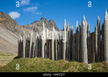 Dans un village viking réplique, faite pour film productions près de Hofn, Islande, cette barrière en bois bordée à l'extérieur du village. tous les posts sont affûtés Banque D'Images